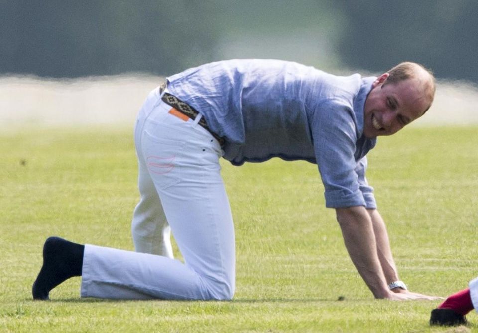 Prinz William: Aufwärmübungen ohne Schuhe und im Hemd? Da kann sich selbst Prinz William das Lachen nicht verkneifen. Aufwärmübungen ohne Schuhe und im Hemd? Da kann sich selbst Prinz William das Lachen nicht verkneifen.