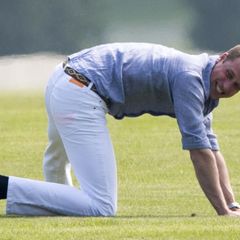 Aufwärmübungen ohne Schuhe und im Hemd? Da kann sich selbst Prinz William das Lachen nicht verkneifen.