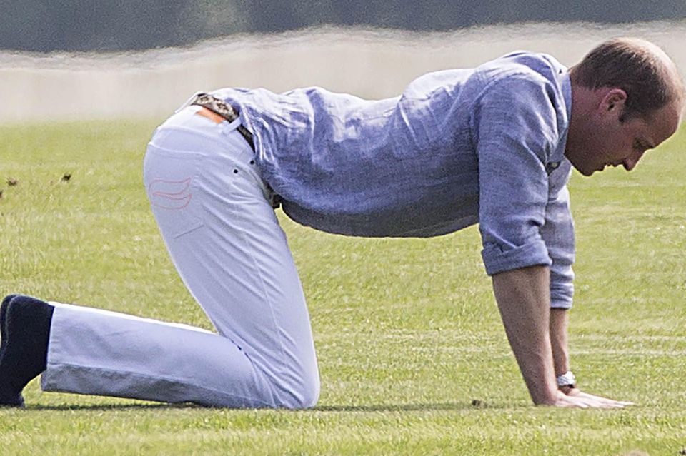 Prinz William: Prinz William dehnt seinen Rücken auf dem Polofeld. Prinz William dehnt seinen Rücken auf dem Polofeld.