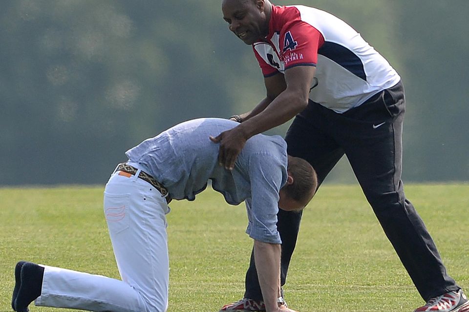 Prinz William: Der Trainer ist wohl mit Prinz Williams Haltung nicht ganz zufrieden. Der Trainer ist wohl mit Prinz Williams Haltung nicht ganz zufrieden.