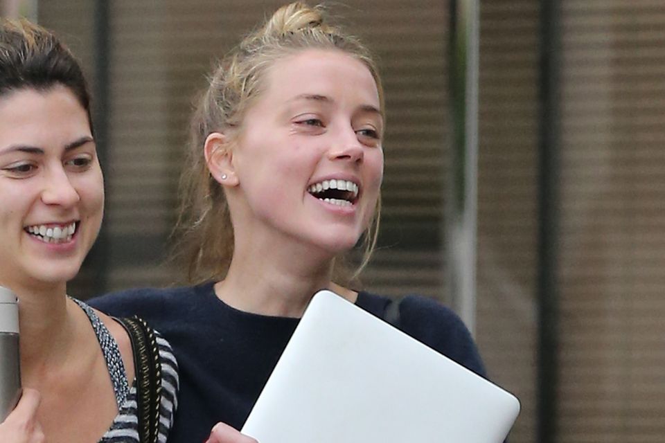 Amber Heard: Ausgelassen und scheinbar entspannt verlässt Amber Heard einen Termin mit ihren Anwälten Amber Heard