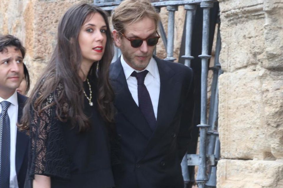 Alejandro Santo Domingo + Lady Charlotte Wellesley: Natürlich auch eingeladen: das Monegassen-Paar Andrea Casiraghi und Tatiana Santo Domingo. Sie ist eine Nichte des Bräutigams. Und offenbar eine Zahnputzbegeisterte - oder ist das KEINE Zahnbürste, die da aus ihrer Tasche ragt? Natürlich auch eingeladen: das Monegassen-Paar Andrea Casiraghi und Tatioana Santo Domingo. Sie ist eine Nichte des Bräutigams.