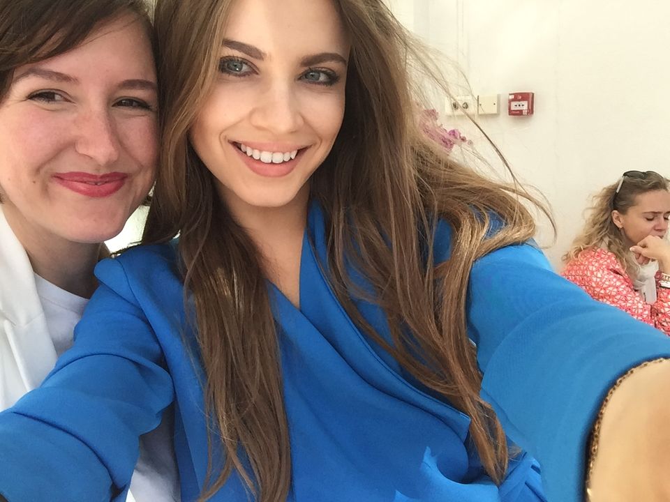 Xenia Tchoumitcheva im Interview: Redakteurin Lisa mit Xenia Tchoumi in Cannes. Redakteurin Lisa mit Xenia Tchoumi in Cannes