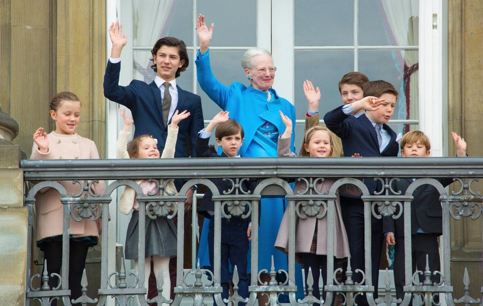 Prinz Frederik: Sieben von acht Enkelkindern von Königin Marethe kriegen wohl, wenn sie erwachsen sind, keine Apanage. Das heißt für Isabella, Athena, Henrik, Josephine, Vincent, Felix und Nicolai also, sie werden sich im normalen Berufsleben bewähren müssen. Sieben von acht Enkelkindern von Königin Marethe kriegen wohl, wenn sie erwachsen sind, keine Apanage. Das heißt für Isabella, Athena, Henrik, Josephine, Vincent, Felix und Nicolai also, sie werden sich im normalen Berufsleben bewähren müssen.