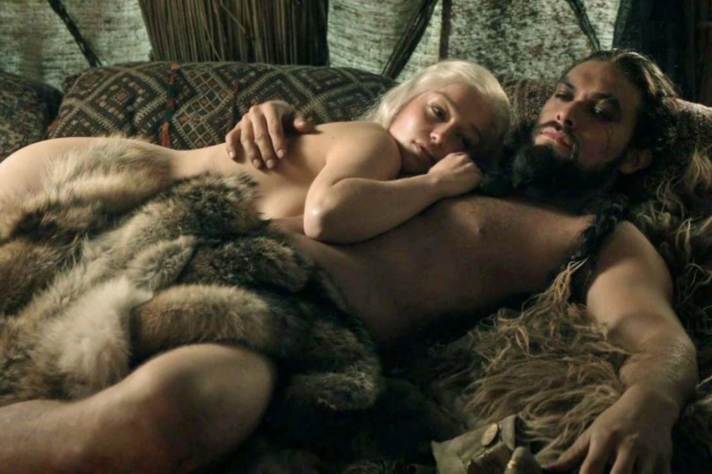 Daenerys Targaryen (Emilia Clarke) und Khal Drogo (Jason Momoa)
