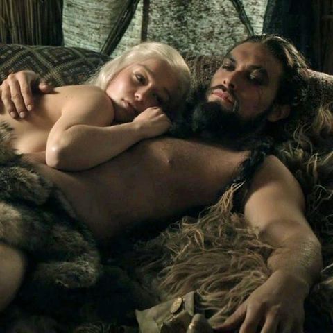 Daenerys Targaryen (Emilia Clarke) und Khal Drogo (Jason Momoa)