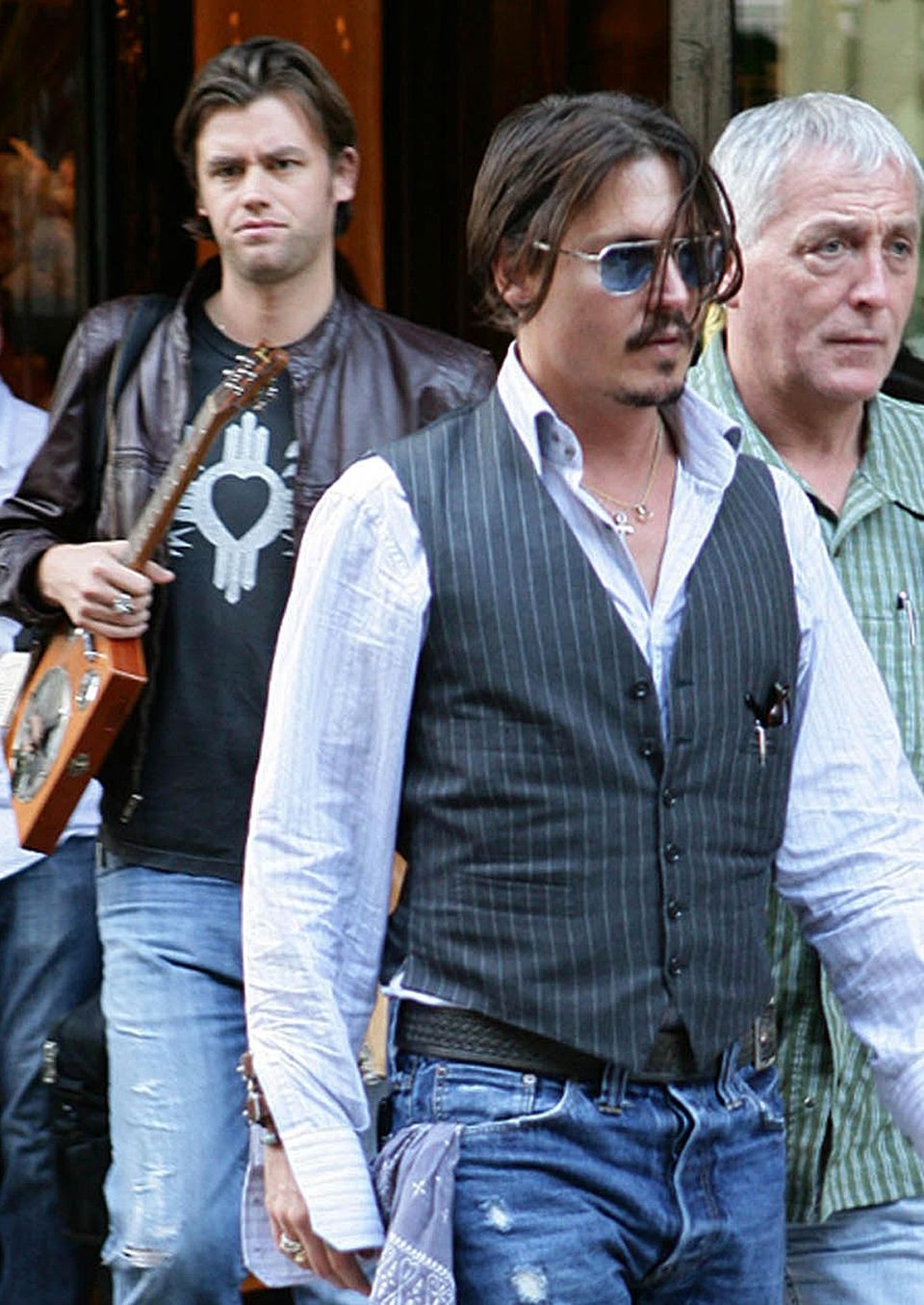 Johnny Depp: Johnny Depps langjähriger Assistent Stephen Deuters (links) behauptet, die SMS-Konversation habe so nie stattgefunden. Johnny Depps langjähriger Assistent Stephen Deuters (links) behauptet, die SMS-Konversation habe so nie stattgefunden.