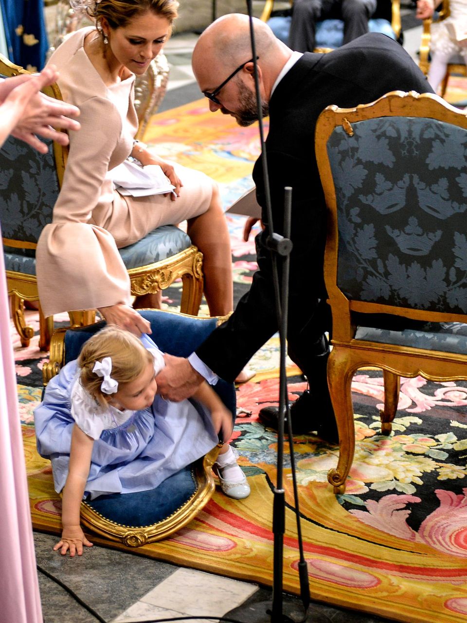 Taufe von Prinz Oscar: Leonore will unbedingt sehen, was hinter ihr passiert: Da fällt sie mit dem Mini-Stuhl um. Leonore will unbedingt sehen, was hinter ihr passiert: Da fällt sie mit dem Mini-Stuhl um.