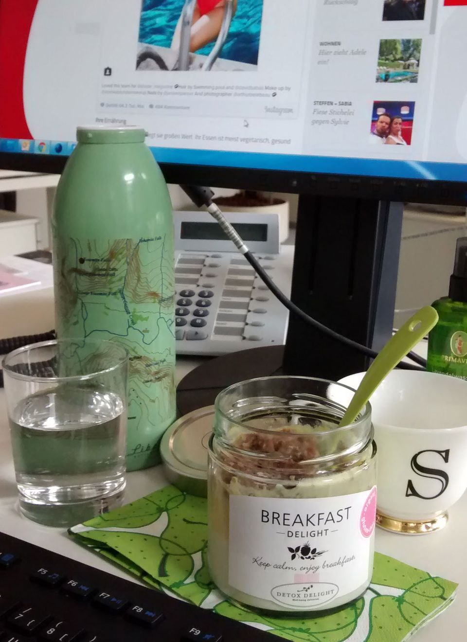Detox Test: Mit dem Fahrrad an der Elbe entlang zum Verlag brausen und dann am Schreibtisch frühstücken. Den Soja-Joghurt mit Mangopüree und Crunchy-Granola kann man im Schraubglas gut mitnehmen. Mit dem Fahrrad an der Elbe entlang zum Verlag brausen und dann am Schreibtisch frühstücken. Den Soja-Joghurt mit Mangopüree und Crunchy-Granola kann man im Schraubglas gut mitnehmen.