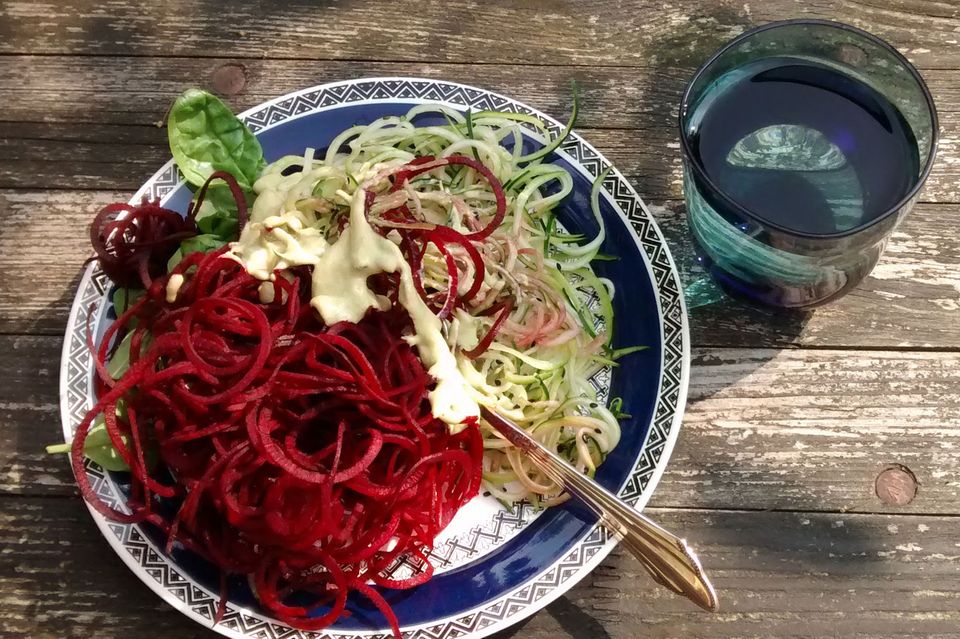 Detox Test: Meine Lieblings-Mahlzeit: Rote-Beete-Zucchini Spirelli-Salat mit Seegras & Ingwer. Meine Lieblings-Mahlzeit: Rote-Beete-Zucchini Spirelli-Salat mit Seegras & Ingwer.
