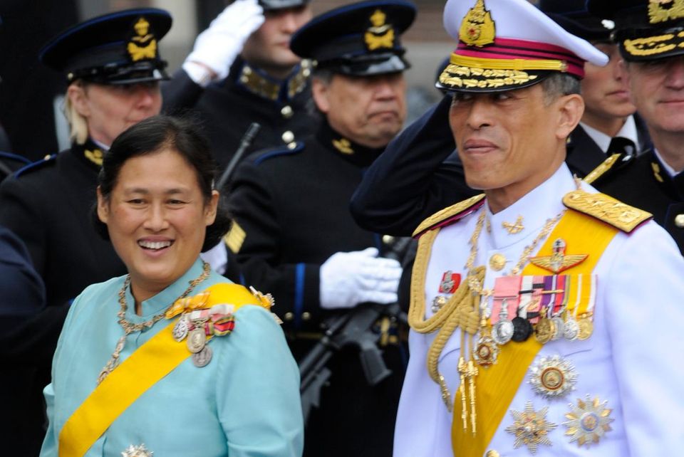 König Bhumibol: Beliebt: Prinzessin Sirindhorn - weniger beliebt: ihr Bruder, der Kronprinz Vajiralongkorn Beliebt: Prinzessin Sirindhorn - weniger beliebt: ihr Bruder, der Kronprinz Vajiralongkorn