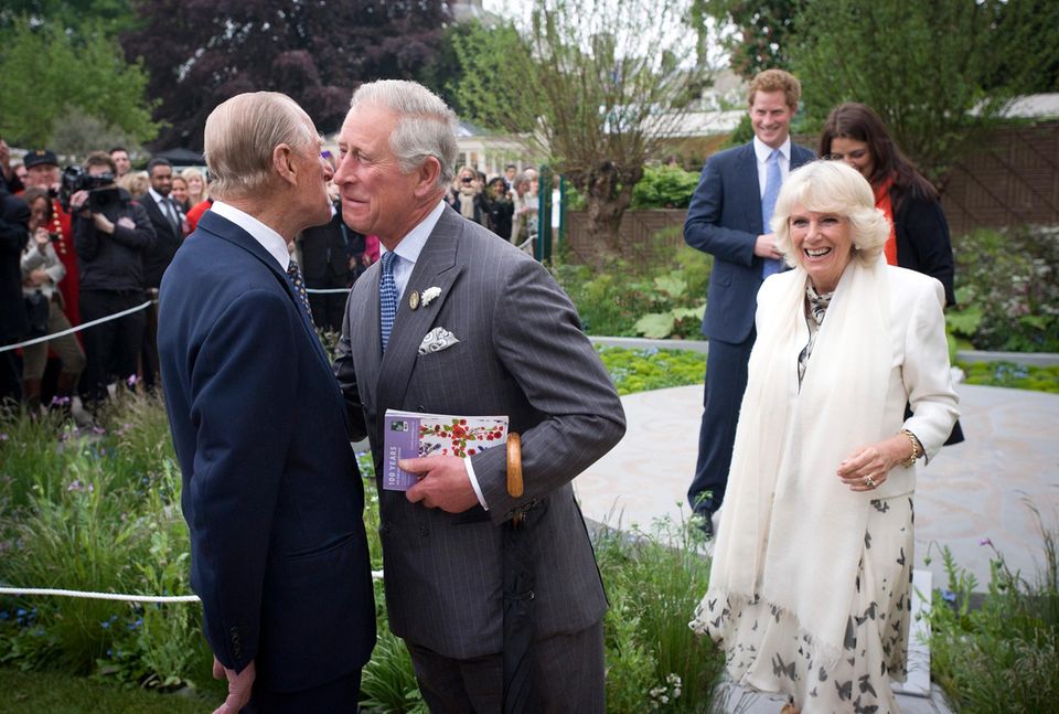 Herzliche Begrüßung bei der "Chelsea Flower Show" 2013: In den letzten Jahren sollen Prinz Charles und sein Vater sich besser verstehen.