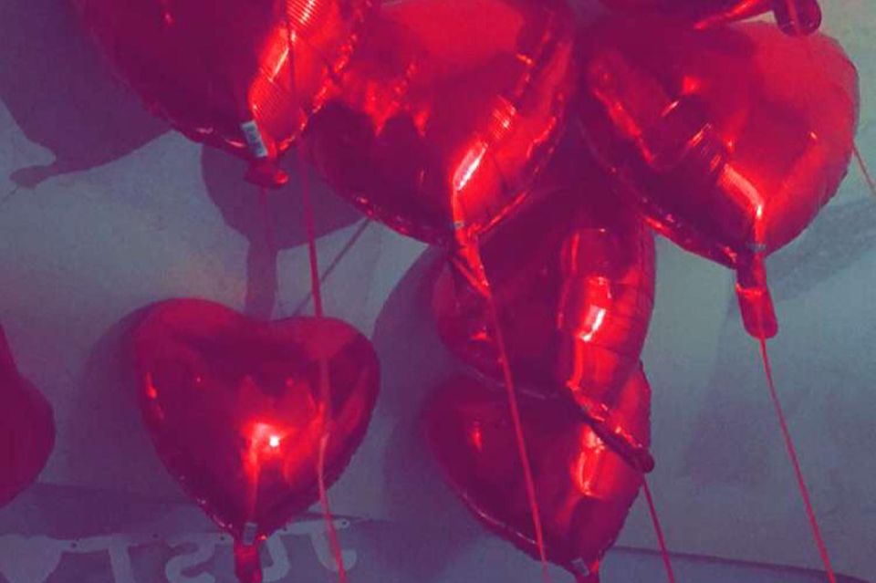 Sila Sahin: Sila Sahins Wohnung ist mit Luftballons und einem "Just Married"-Banner geschmückt. Sila Sahins Wohnung ist mit Luftballons und einem "Just Married"-Banner geschmückt.