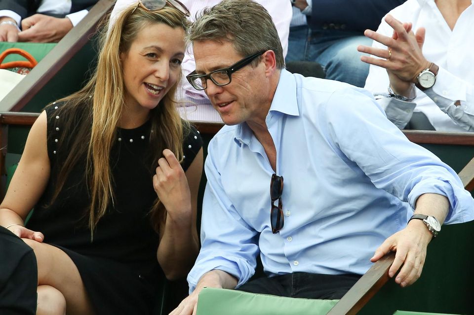 Hugh Grant mit Anna Eberstein Ende Mai beim Tennisturnier in Roland Garros