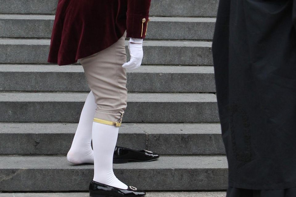 Queen Elizabeth: Hoppsala, der Berater des Mayor of London verliert bei dem Weg in die Kathedrale seinen Schuh Hoppsala, der Berater des Mayor of London verliert bei dem Weg in die Kathedrale seinen Schuh