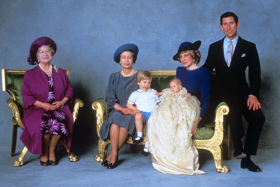 Prinz George: Prinz William trug das Hemd bereits 1984, als sein Bruder Prinz Harry getauft wurde. Queen Mother, Queen Elizabeth II, Prinz William, Prinz Harry, Diana, die Fürstin von Wales, Prinz Charles