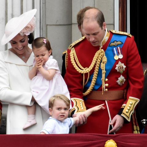 Herzogin Catherine, Prinzessin Charlotte, Prinz George, Prinz William, Queen Elizabeth