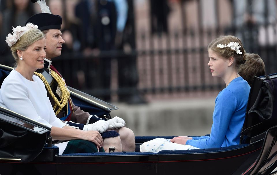 11. Juni 2016: Trooping the Colour   Prince Edward, Gräfin Sophie von Wessex und Lady Louise Windsor in einer eigenen Kutsche.