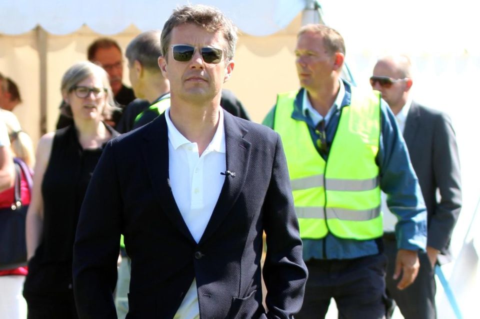 Prinz Frederik: Bei den Schülern wurde Prinz Frederik wie ein Popstar bejubelt - er sieht aber auch lässig aus. Bei den Schülern wurde Prinz Frederik wie ein Popstar bejubelt - er sieht aber auch lässig aus.