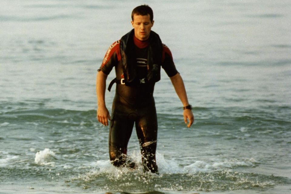 Prinz Frederik: 2003 sieht man Prinz Frederik hier gut trainiert aus dem Wasser steigen 2003 sieht man Prinz Frederik hier gut trainiert aus dem Wasser steigen