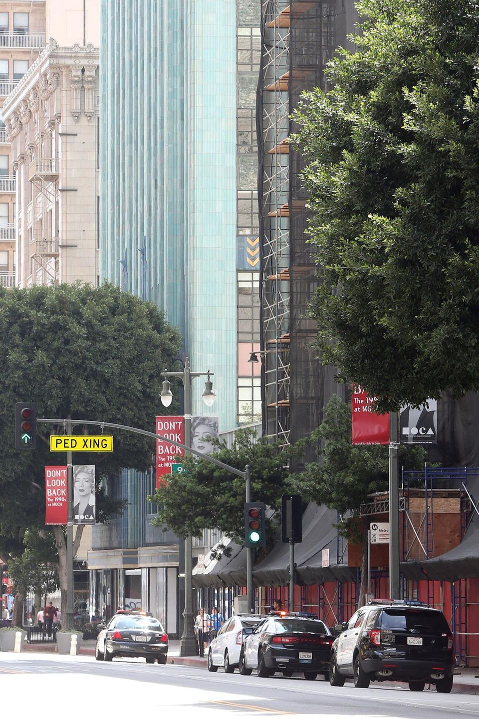 Mehrere Polizeiautos stehen am Montag (13. Juni) vor Amber Heards und Johnny Depps gemeinsamer Wohnung in Los Angeles.