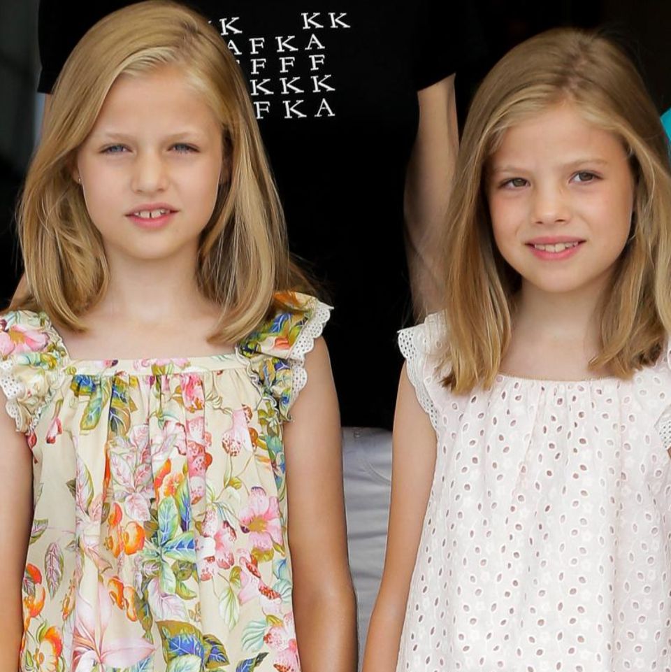 Prinzessin Leonor und Prinzessin Sofía tragen niedliche Tops mit gerafften Schultern.