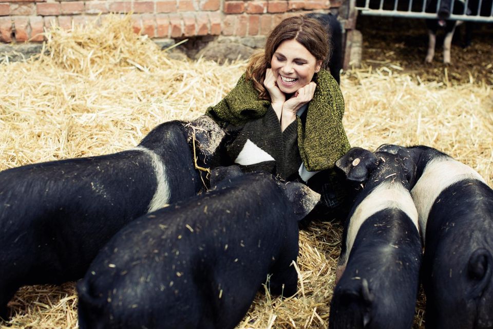 Sarah Wiener: Tiere artgerecht zu halten ist ein großes Anliegen von Sarah Wiener. Sie dann auch zu essen, gehört für sie zum natürlichen Kreislauf Tiere artgerecht zu halten ist ein großes Anliegen von Sarah Wiener. Sie dann auch zu essen, gehört für sie zum natürlichen Kreislauf