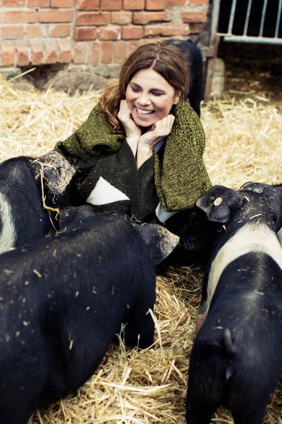 Tiere artgerecht zu halten ist ein großes Anliegen von Sarah Wiener. Sie dann auch zu essen, gehört für sie zum natürlichen Kreislauf Tiere artgerecht zu halten ist ein großes Anliegen von Sarah Wiener. Sie dann auch zu essen, gehört für sie zum natürlichen Kreislauf