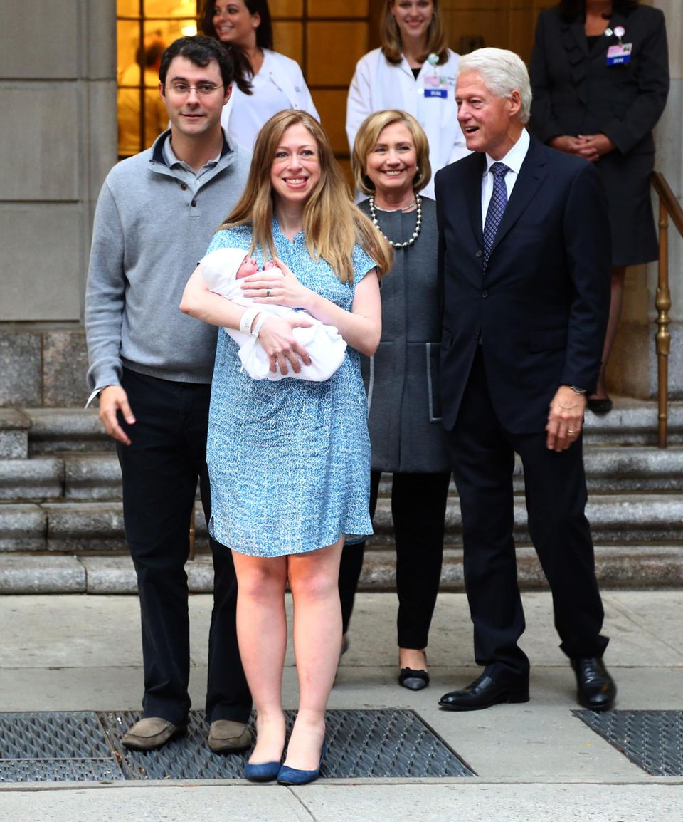 September 2014  Chelsea Clinton und ihre Familie zeigen ihre kleine Tochter Charlotte der Öffneltichkeit. Chelsea und ihr Mann Marc Mezvinsky sind zum ersten Mal Eltern geworden.