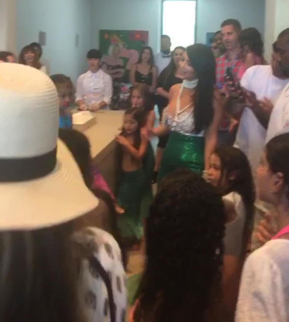 North West + Penelope Disick: Kim Kardashian (Mitte) scheint sich über die Party mehr zu freuen als ihre Tochter (links). Auch Papa Kanye West (ganz rechts) wirkt desinteressiert. Kim Kardashian (Mitte) scheint sich über die Party mehr zu freuen als ihre Tochter (links). Auch Papa Kanye West (ganz rechts) wirkt desinteressiert.