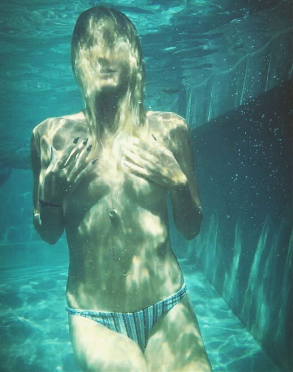 "Love my new <3 necklace": So betitelt Supermodel Heidi Klum dieses überaus offenherzige Unterwasser-Foto im Pool. Schließlich weiß sie ganz genau, wie man größtmögliche Aufmerksamkeit bekommt.