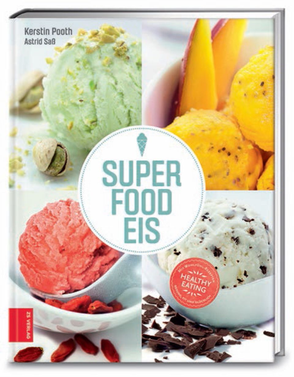 Blaubeereis mit Acai: Superfoods veredeln Sommersüßigkeit: Die beiden Gelato-Fans Kerstin Pooth und Astrid Saß wissen, was schmeckt und wirkt. Sie servieren ungewöhnliche Kombinationen wie Mangoeis mit Chiasamen oder Basilikumsorbet. ("Superfood-Eis", Zabert Sandmann Verlag, 128 S., 15,99 Euro) Superfoods veredeln Sommersüßigkeit: Die beiden Gelato-Fans Kerstin Pooth und Astrid Saß wissen, was schmeckt und wirkt. Sie servieren ungewöhnliche Kombinationen wie Mangoeis mit Chiasamen oder Basilikumsorbet. ("Superfood-Eis", Zabert Sandmann Verlag, 128 S., 15,99 Euro)