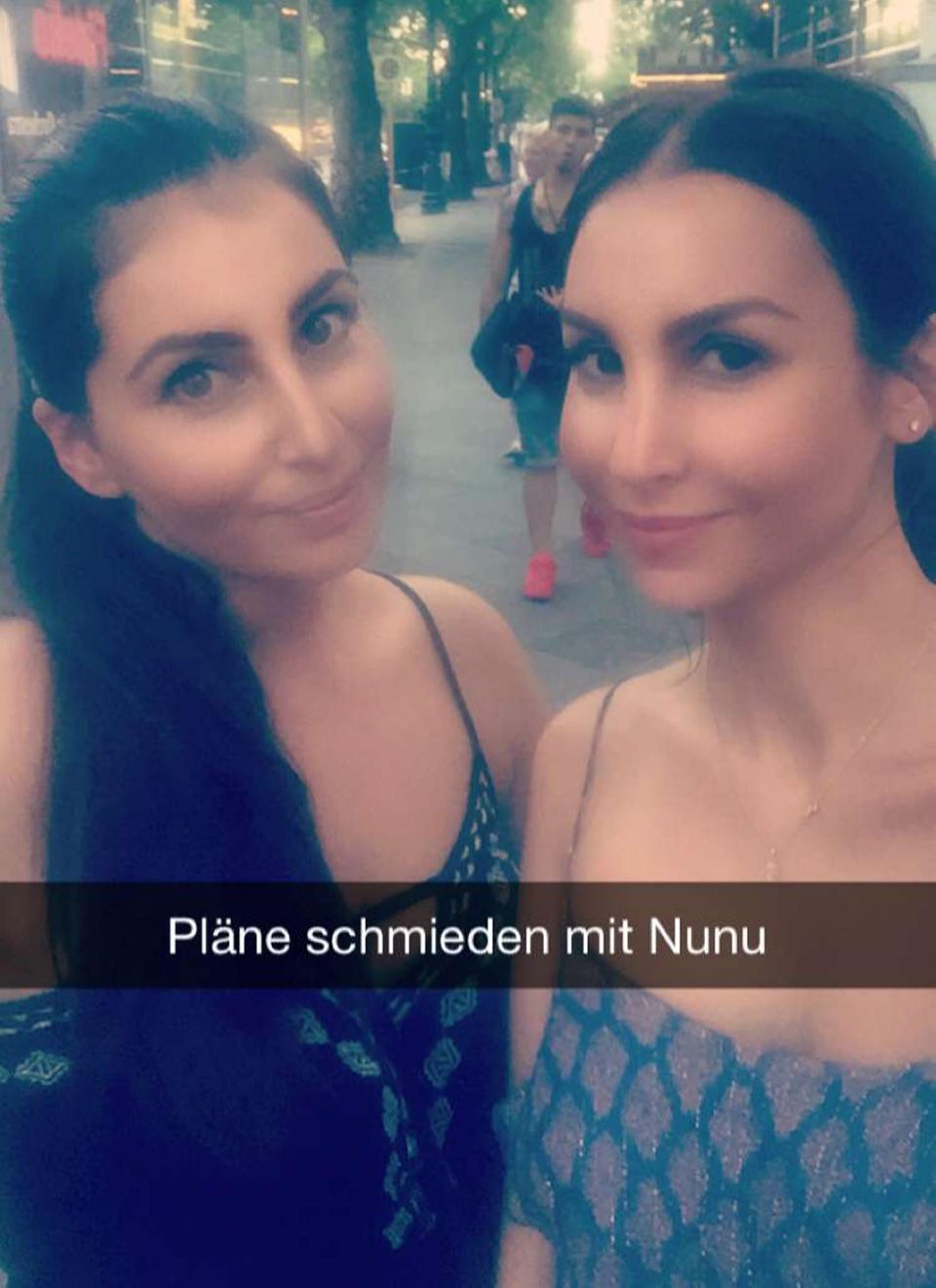 Sila Sahin + Samuel Radlinger: Während Samuel in Hannover trainiert, trifft sich Sila Sahin mit einer Freundin. Während Samuel in Hannover trainiert, trifft sich Sila Sahin mit einer Freundin.