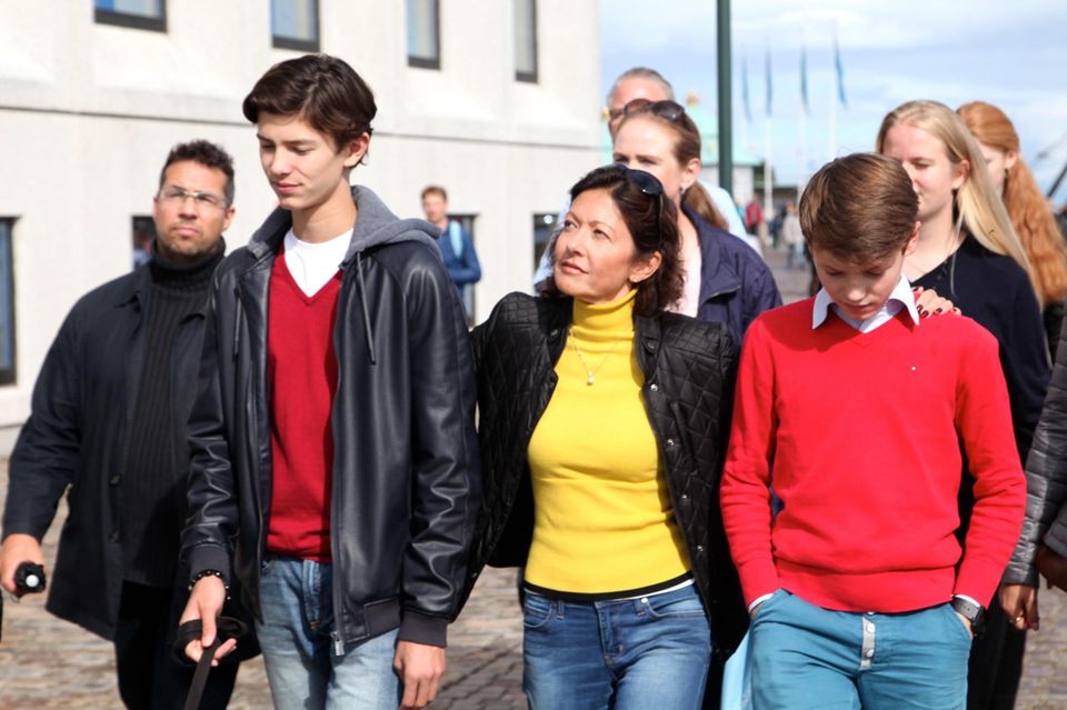 Gräfin Alexandra: Gräfin Alexandra mit ihren Söhnen im September 2015 beim "Ecco Walkathon". Auch die Prinzen sind betroffen von aktuellen Situation ihrer Mutter, die eine neue Bleibe finden muss. Gräfin Alexandra mit ihren Söhnen im September 2015 beim "Ecco Walkathon". Auch die Prinzen sind betroffen von aktuellen Situation ihrer Mutter, die eine neue Bleibe finden muss.