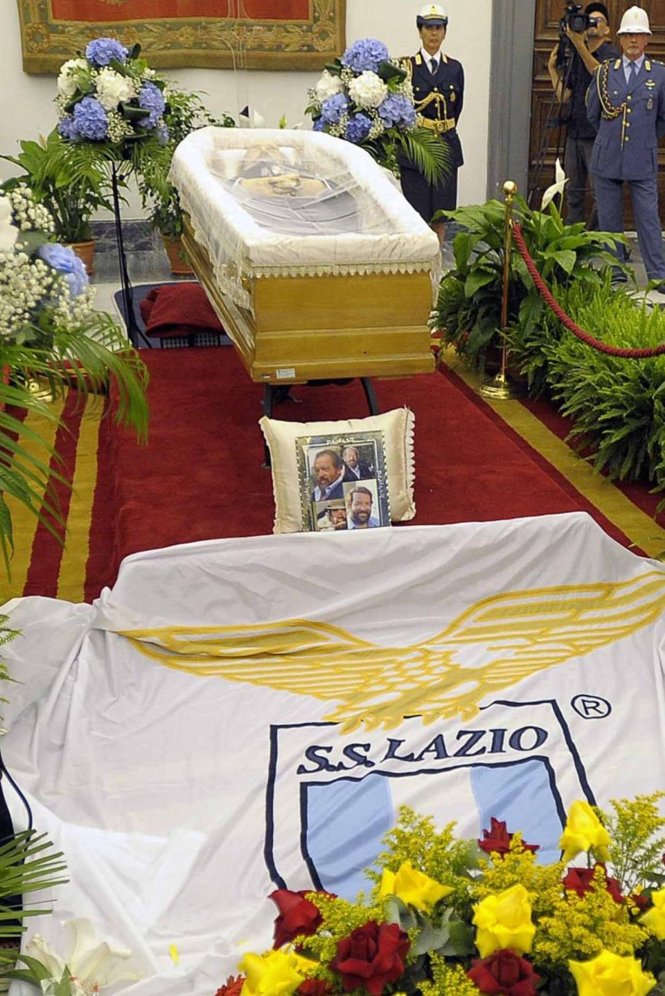 29. Juni 2016: Der am 27. Juni verstorbene Bud Spencer wird im Kapitol in Rom öffentlich aufgebahrt. 29. Juni 2016: Der am 27. Juni verstorbene Bud Spencer wird im Kapitol in Rom öffentlich aufgebahrt.