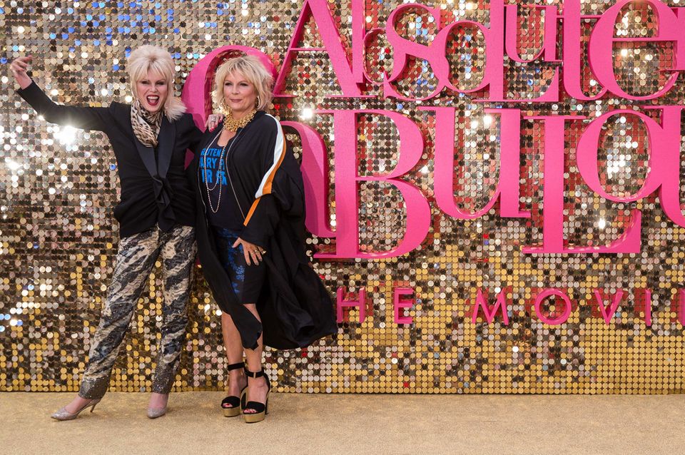 Glamour-Looks: Joanna Lumley und Jennifer Saunders haben das richtige Comedy-Gen mit einem verrückten Schuss Glamour. Ihre schrillen Outfits haben, wie auch im Film, "Klasse". Joanna Lumley und Jennifer Saunders haben das richtige Comedy-Gen mit einem verrückten Schuss Glamour. Ihre schrillen Outfits haben, wie auch im Film, "Klasse".
