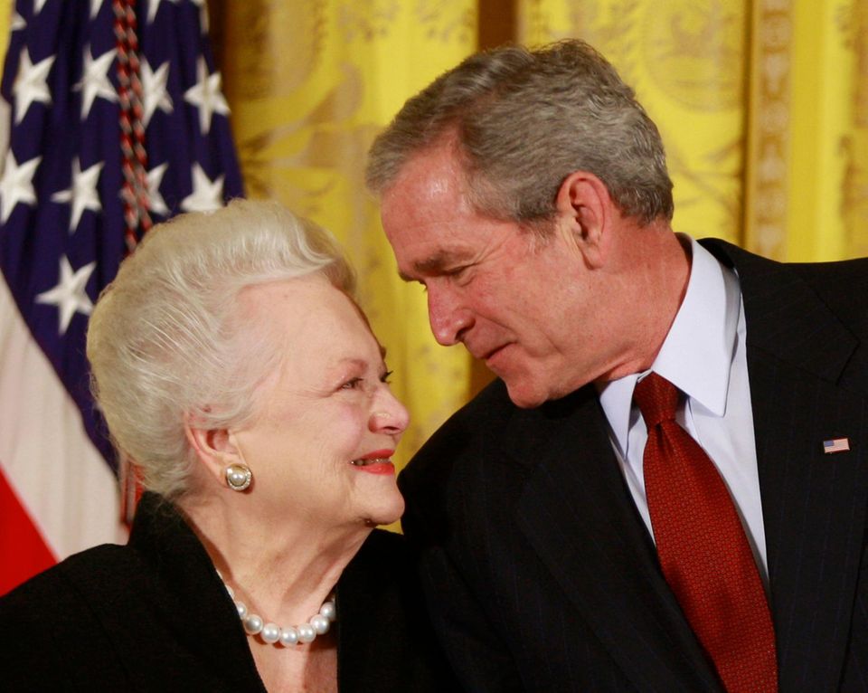 Olivia de Havilland: 2008: Der damalige US-President George W. Bush mit Olivia de Havilland bei der Verleihung der "National Medal of Arts" im Weißen Haus. 2008: Der damalige US-President George W. Bush mit Olivia de Havilland bei der Verleihung der "National Medal of Arts" im Weißen Haus.