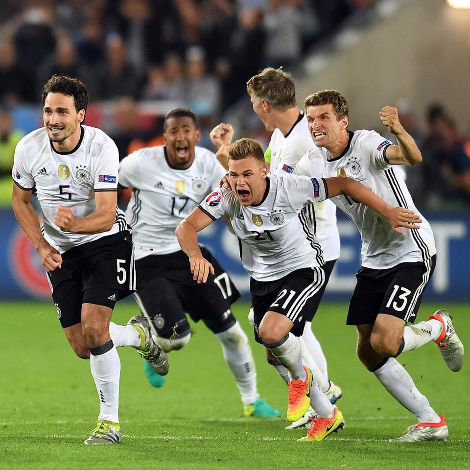 Das deutsche Team jubelt: Julian Draxler, Benedikt Höwedes, Mats Hummels, Jerome Boateng, Joshua Kimmich, Bastian Schweinsteiger und Thomas Müller