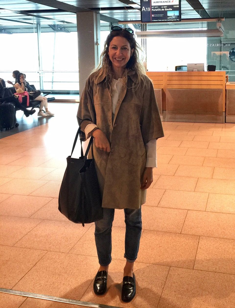 So Sue: Lässige Loafers und ein geräumiger Shopper zählen zu Sues absoluten Reise-Musthaves. Lässige Loafers und ein geräumiger Shopper zählen zu Sues absoluten Reise-Musthaves.