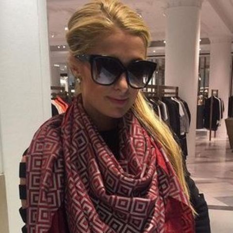 Paris Hilton mit dem ISHU-Schal