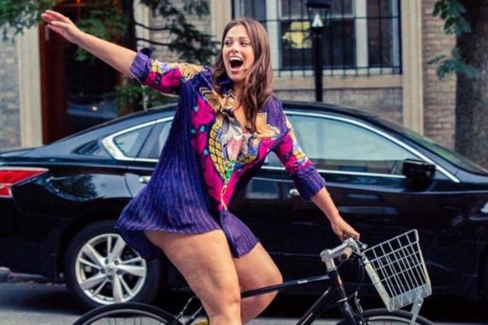 Fröhlich radelt sie durch die Straßen und scheut sich dabei nicht vor ihrer Cellulite: Ashley Graham