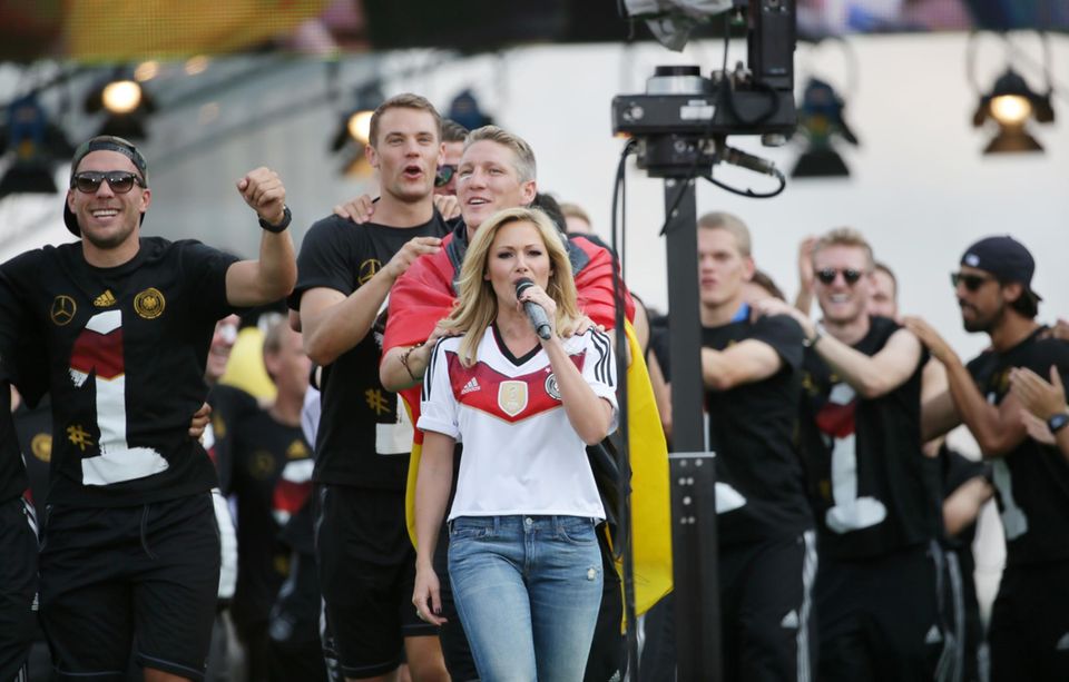 Helene Fischer: Bei den Feierlichkeiten zum WM-Sieg 2014 auf der Fanmeile in Berlin performte Helene Fischer für die Nationalmannschaft. Helene Fischer heizt den Jungs mit "Atemlos" ein.