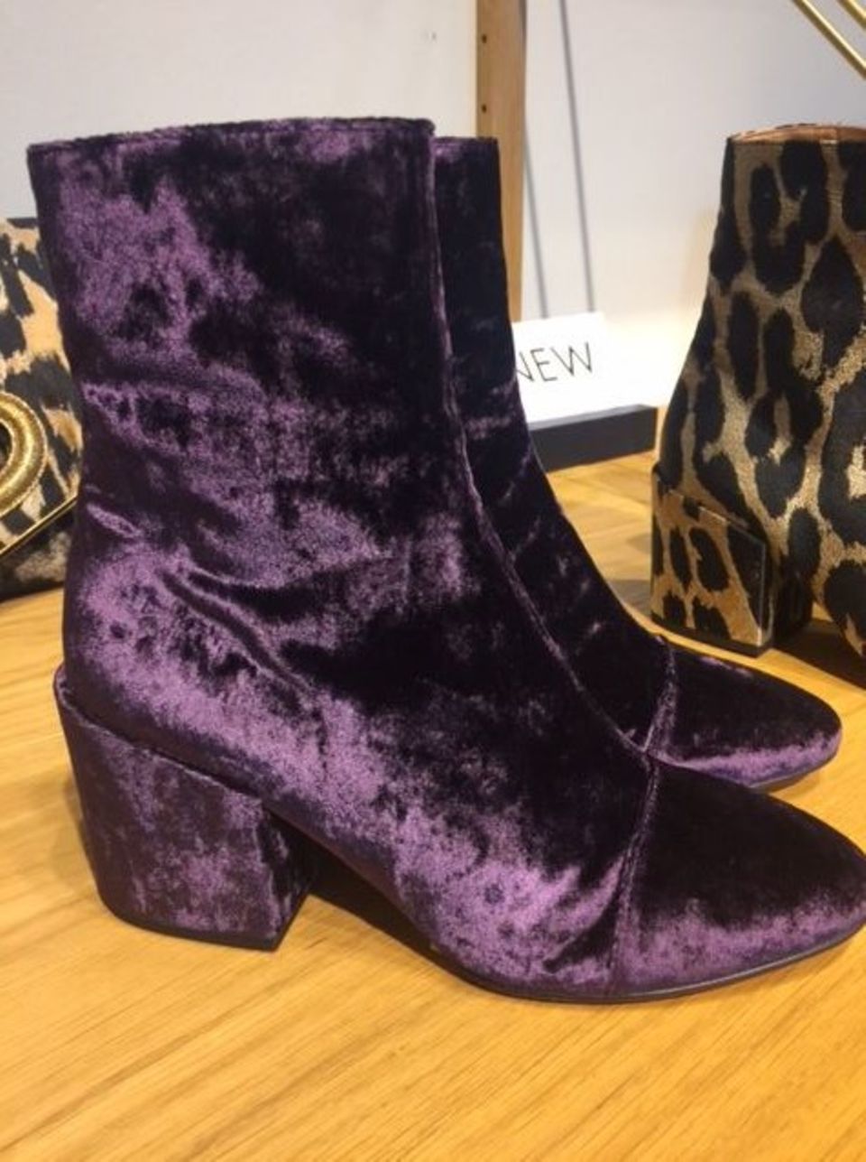 SO SUE: Lilafarbene Ankleboots aus Samt von Dries Van Noten. Lilafarbene Ankleboots aus Samt von Dries Van Noten
