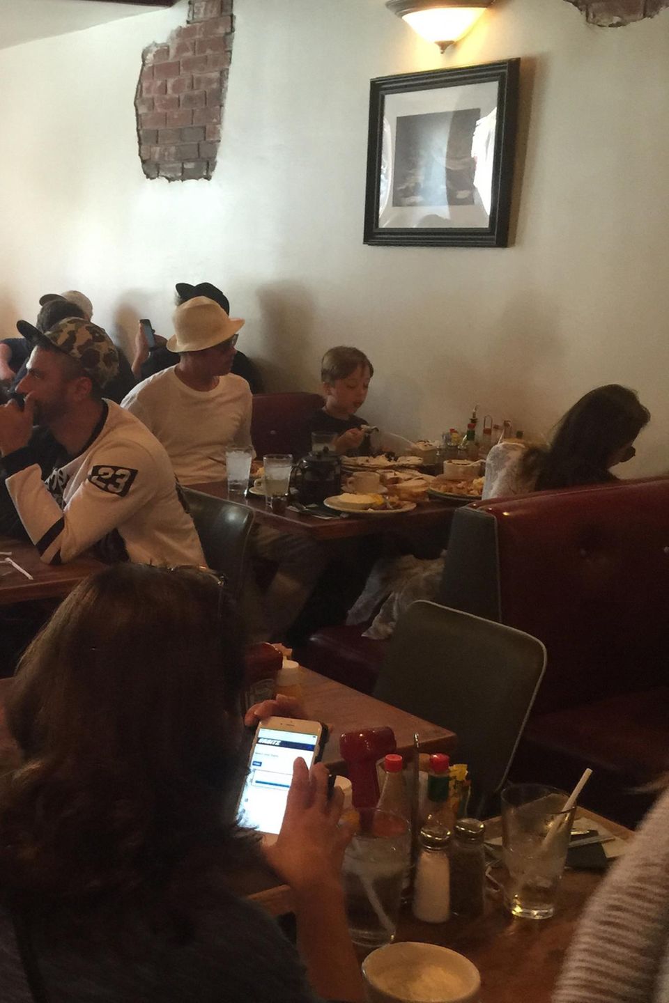 Angelina Jolie und Brad Pitt mit Söhnchen Knox in einem Fast Food-Restaurant
