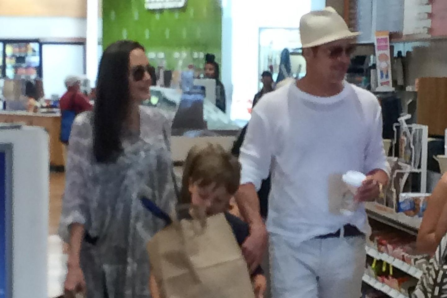 Brad Pitt und Angelina Jolie mit Knox im Supermarkt