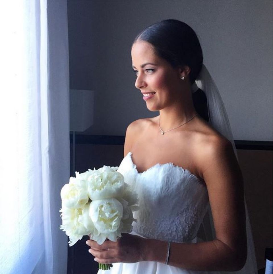 Ana Ivanovic + Bastian Schweinsteiger: Ein Traum aus Federn und Spitze: Ana Ivanovic heiratet ihren Basti in einem schulterfreien Kleid. Das Oberteil hat Feder-Details. Für mehr Fotos weiterklicken! Ein Traum aus Federn und Spitze: Ana Ivanovic heiratet ihren Basti in einem schulterfreien Kleid. Das Oberteil hat Feder-Details. Für mehr Fotos weiterklicken!