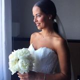 Ein Traum aus Federn und Spitze: Ana Ivanovic heiratet ihren Basti in einem schulterfreien Kleid. Das Oberteil hat Feder-Details. Für mehr Fotos weiterklicken!