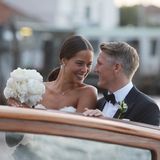 Verliebte Blicke: Auf dem Weg zur Hochzeitsparty nach der kirchlichen Trauung haben Ana Ivanovic und Bastian Schweinsteiger nur Augen füreinander.