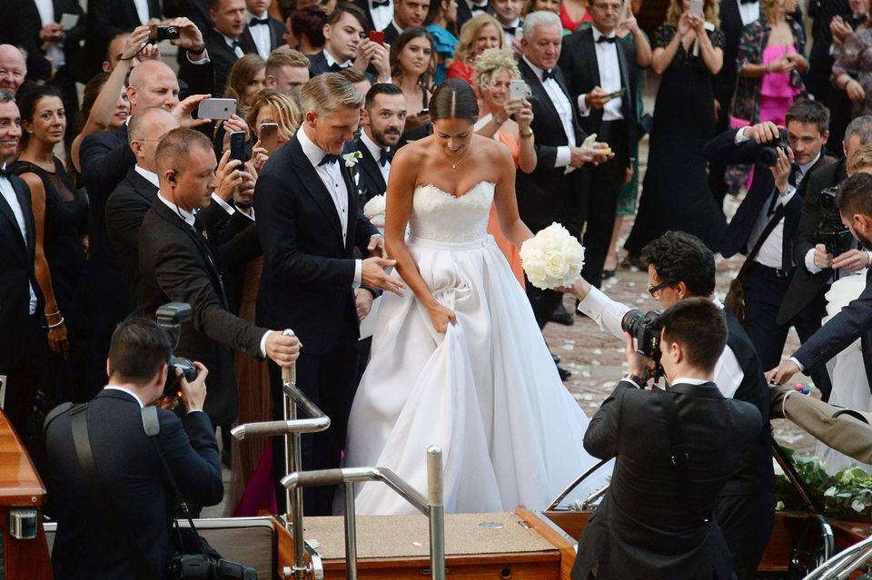 Ana Ivanovic + Bastian Schweinsteiger: Umrahmt von 300 Gästen hilft Bastian Schweinsteiger seiner schönen Braut ins Wassertaxi, mit dem die Frischverheirateten nach der Trauung zur Hochzeitsparty gebracht werden. Umrahmt von 300 Gästen hilft Bastian Schweinsteiger seiner schönen Braut ins Wassertaxi, mit dem die Frischverheirateten nach der Trauung zur Hochzeitsparty gebracht werden.