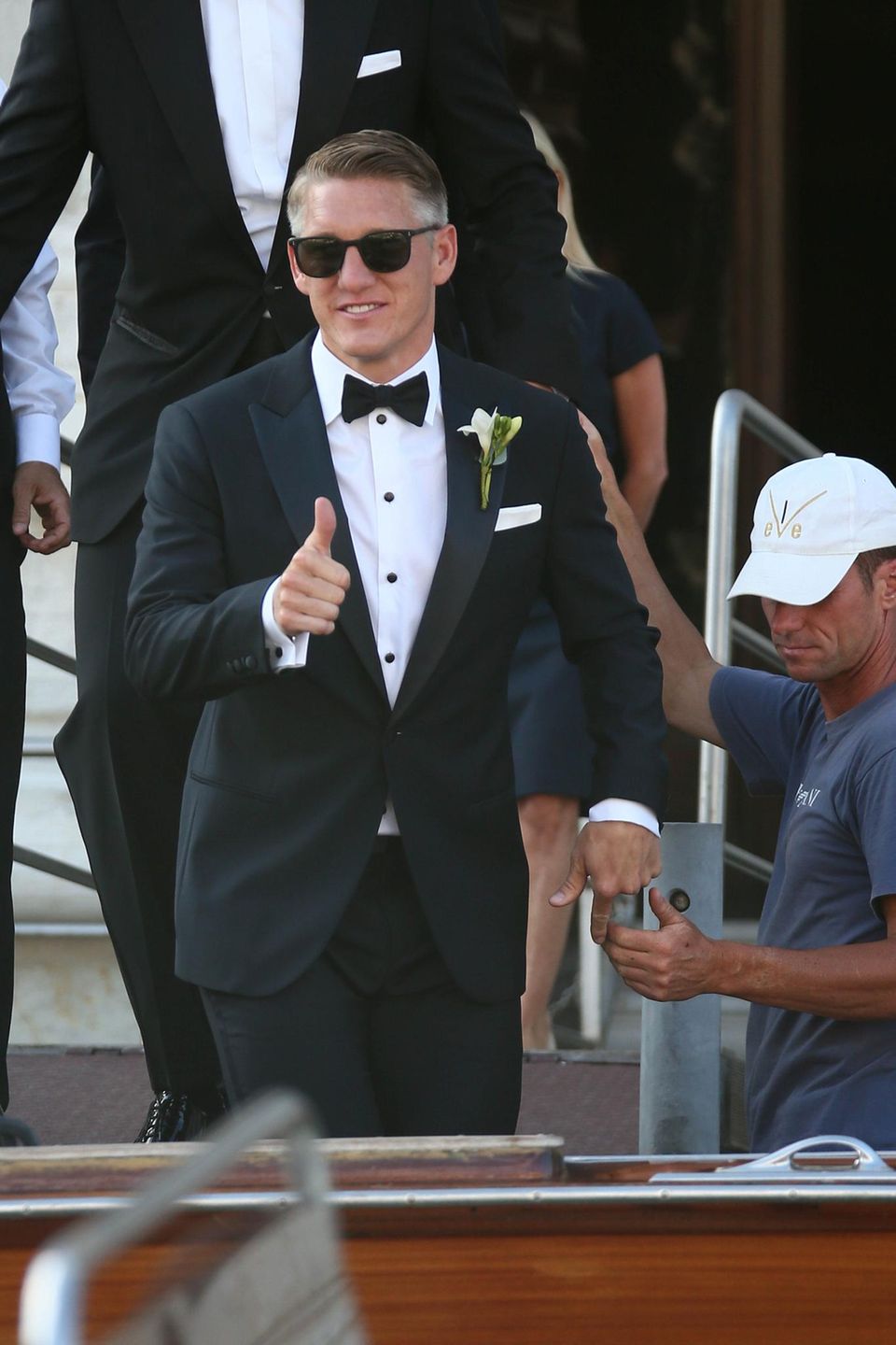 Bastian Schweinsteiger macht sich auf den Weg vor den Traualtar.